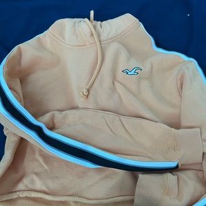 HOLISTER CROPPED SWEATSHIRT SIZE XS
